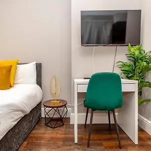  Apartment Morden Stuido Flat I Mins Away From Beach 1ep