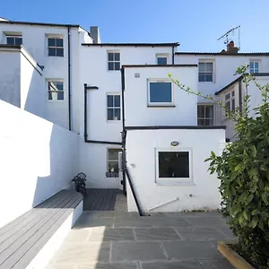  Holiday home Vibrant Spring Street With Garden
