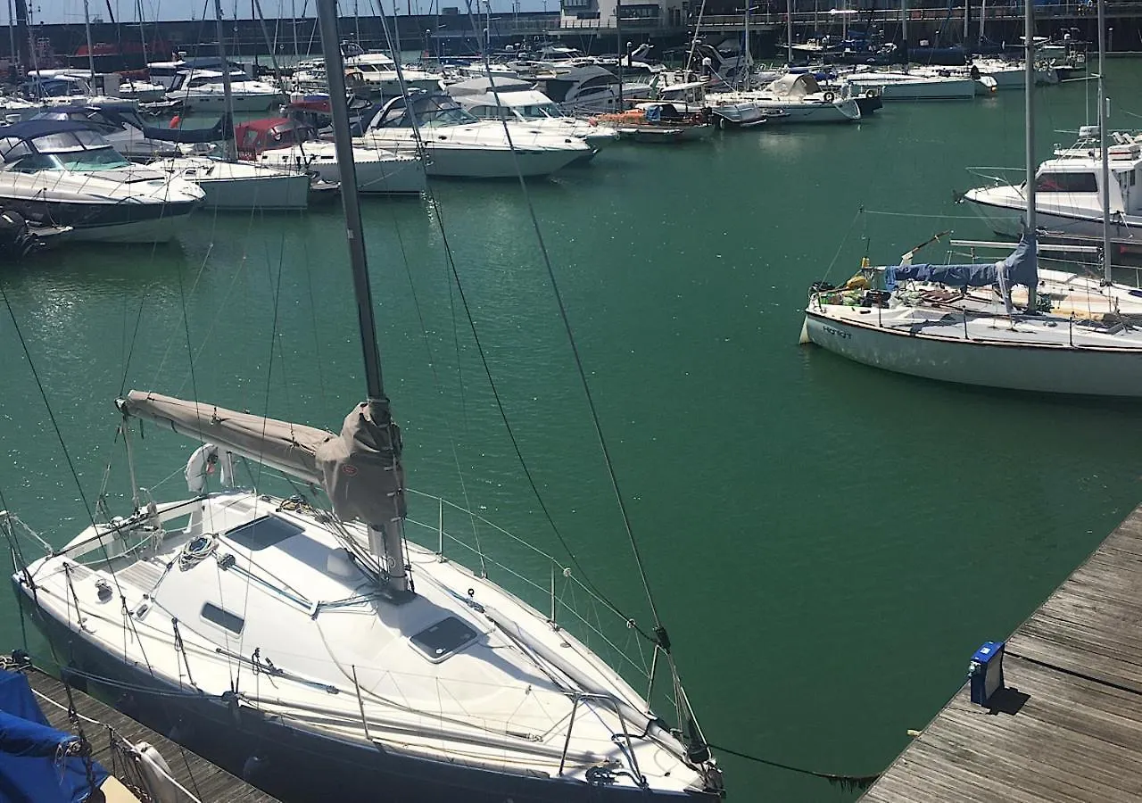 Brighton Marina Floating Home 0*,  Reino Unido